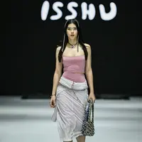 Melihat debut Kayra Miendra, putri Mieke Amalia di Jakarta Fashion Week 2025 (@kayra.miendra)