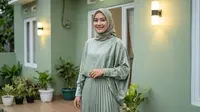 8 Model Blus Lebaran 2026 Anti Ribet Dipadu Rok Plisket, Simpel Tapi Terlihat Mewah