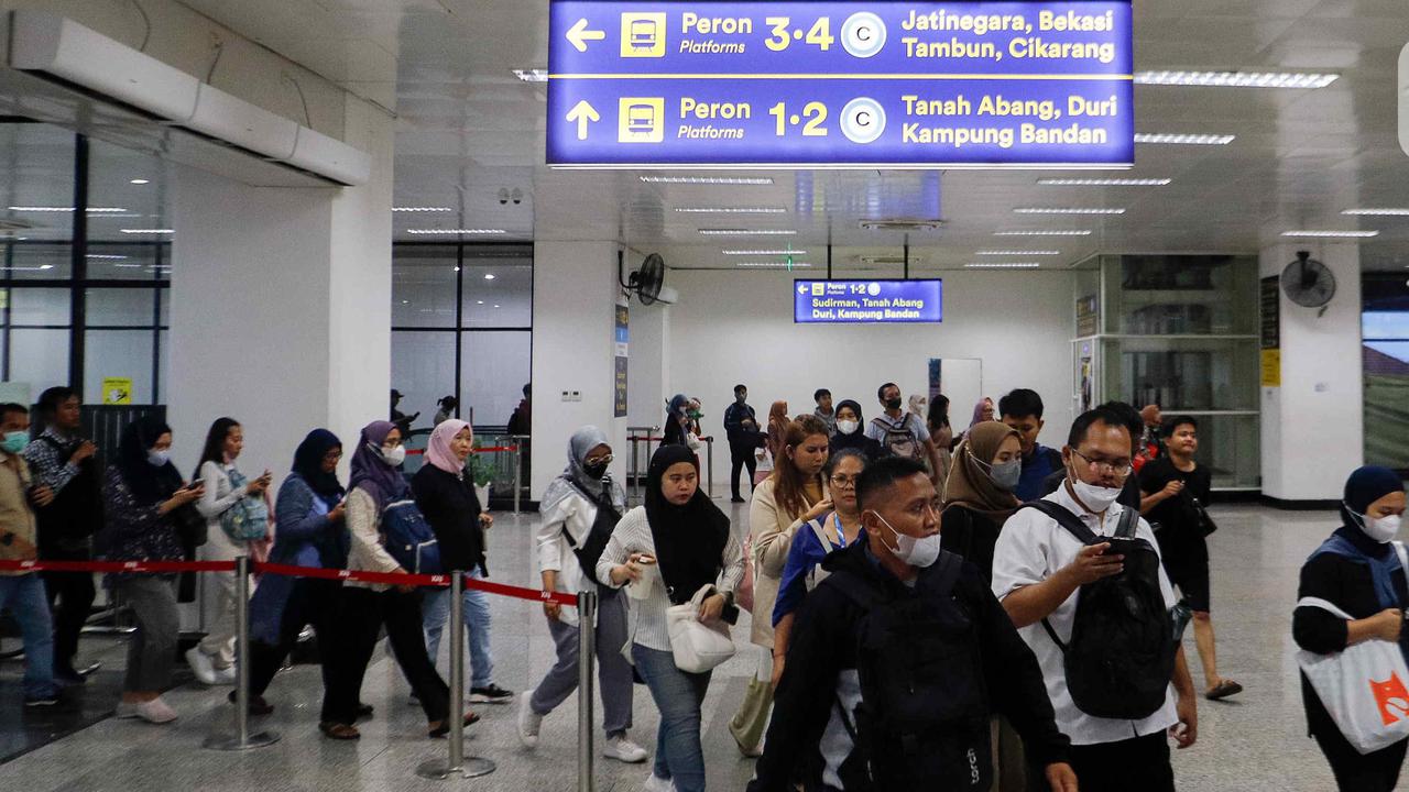 Putar Otak Pekerja di Jakarta, Rela Pergi Gelap Pulang Gelap Agar Dapur Tetap 'Ngebul