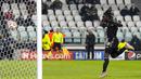 Pemain Juventus Moise Kean mencetak gol ke gawang Malmo pada pertandingan sepak bola Grup H Liga Champions di Allianz Stadium, Turin, Italia, 8 Desember 2021. Juventus menang 1-0. (AP Photo/Antonio Calanni)