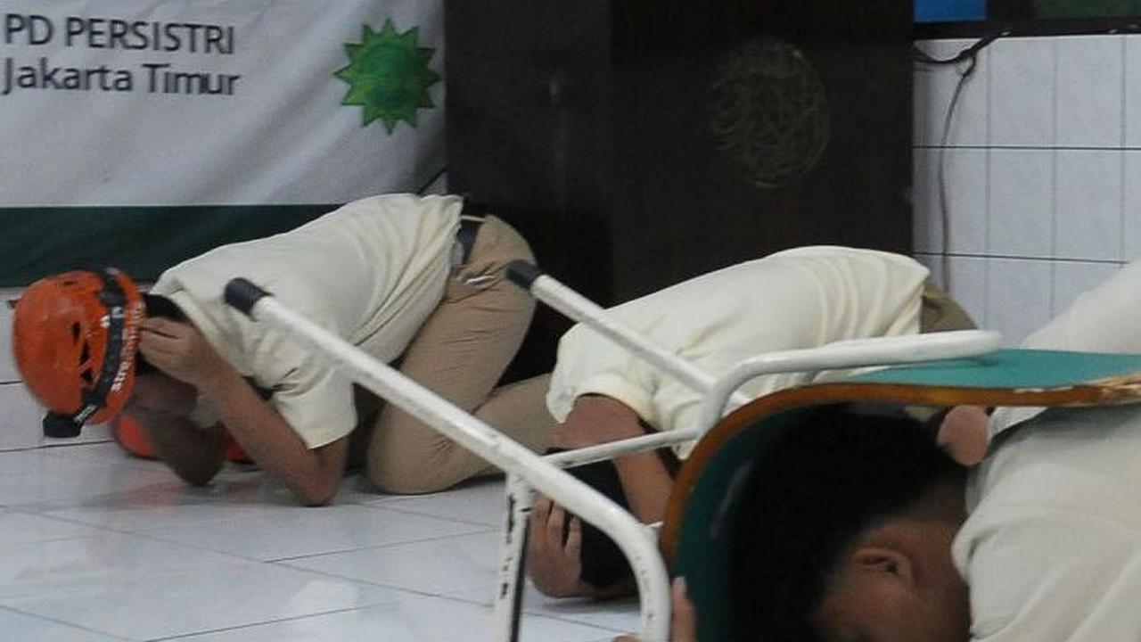 Sejumlah santri melindungi kepalanya saat pelatihan tanggap bencana dan kebakaran di Madrasah Aliyah Swasta Persatuan Islam (MAS Persis) 69.<br>