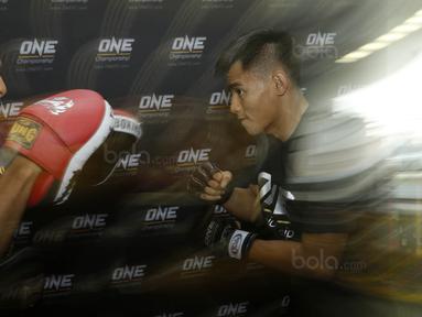 Petarung Indonesia, Stefer Rahardian, saat menggelar latihan terbuka jelang laga One Championship di Senayan, Jakarta, Kamis (14/07/2017). Pertarungan tersebut akan berlangsung di JCC, Jakarta, Sabtu (16/9/2017). (Bola.com/M Iqbal Ichsan)