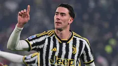 Pemain Juventus Dusan Vlahovic melakukan selebrasi usai mencetak gol ke gawang Sassuolo pada pertandingan sepak bola Serie A Liga Italia di Turin, Italia, Selasa (16/1/2024). Juventus menang 3-0. (Marco Alpozzi/LaPresse via AP)