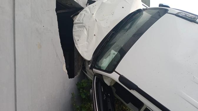 Penampakan Mobil Toyota Rush yang Menabrak Gedung Kantor Persatuan Perawat Nasional Indonesia (PPNI) Kabupaten Blora (Liputan6.com/Ahmad Adirin)