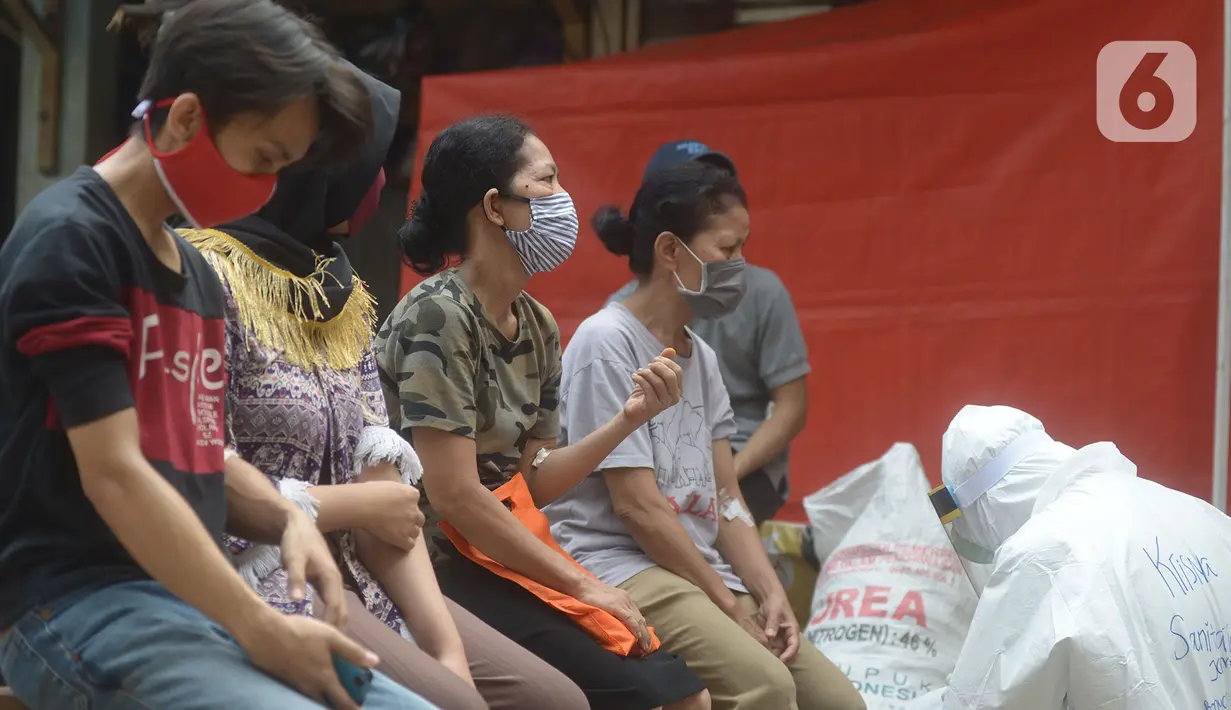 Para pedagang dan pemilik kios saat mengikuti Rapid Test dan Swab Test Covid-19 di pasar Perumnas Klender, Jakarta, Jumat (29/5/2020). Kegiatan ini untuk mencegah penyebaran Covid-19 dan menjadi pasar sehat dan bebas Covid-19. (merdeka.com/Imam Buhori)