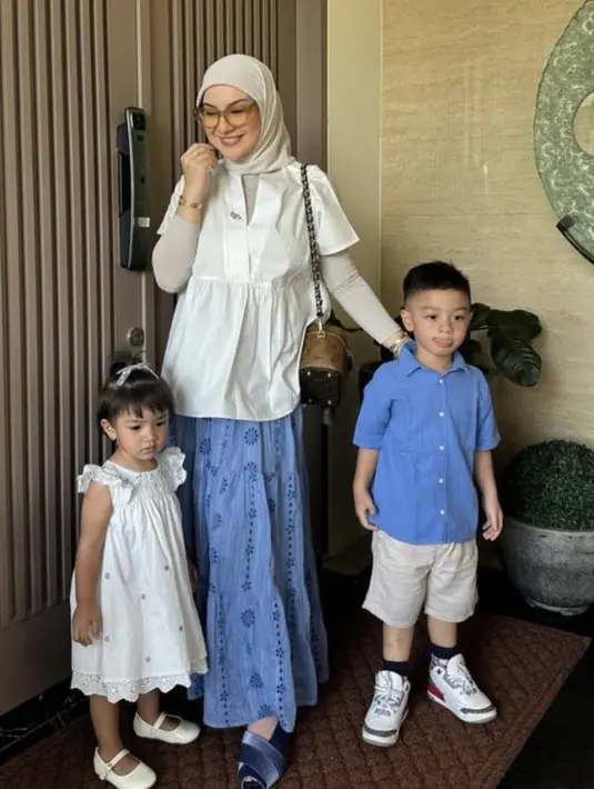 Dengan maxi dress dan blouse putih, Irish juga tampil begitu chic. [Foto: Instagram/ Irish Bella]