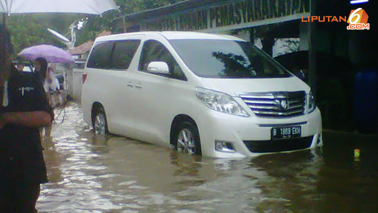 mobil-mewah-banjir-131226c.jpg