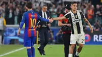 Penyerang Juventus, Paulo Dybala (kanan) berjabat tangan dengan striker Barcelona, Lionel Messi, usai laga kedua tim di Juventus Stadium, Rabu (12/4/2017) dini hari WIB. Dybala enggan disamakan dengan Lionel Messi.  (AFP/Giuseppe Cacace)
