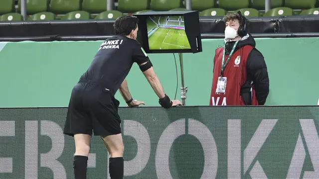 FOTO: Menang Dramatis 2-1 atas Werder Bremen, RB Leipzig Lolos ke Final DFB Pokal - Wasit Manuel Grafe; VAR