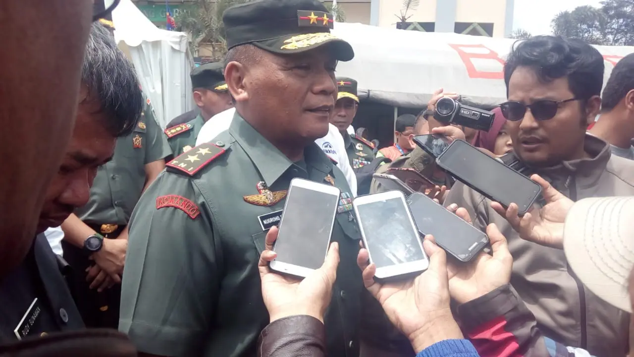 Panglima Daerah Militer (Pangdam) III/Siliwangi, Mayor Jenderal TNI Nugroho Budi Wiryanto tengah memberikan penjelasan kepada wartawan, dalam kunjungannya di Garut