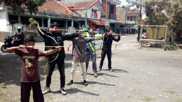 Beberapa anggota komunitas pemanah Garut, nampak tengah berbaris mengarahkan bidikannya pada bantalan panah yang mereka bidik