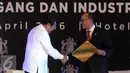 Ketua Umum KADIN Rosan Perkasa Roeslani berjabat tangan dengan Jaksa Agung HM Prasetyo usai MoU pada pengukuhan dewan pengurus KADIN 2015-2020 di Jakarta, Selasa (5/4). (Liputan6.com/Helmi Afandi)