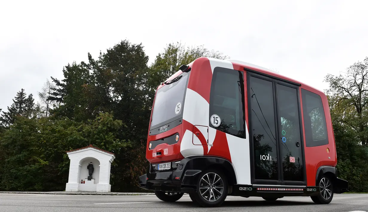 Bus tanpa sopir alias bus otonom melaju di dekat stasiun kereta api Bad Birnbach, Jerman selatan, pada 7 Oktober 2019. Bus tanpa sopir ini bergerak sepanjang rute yang telah diprogram dengan kecepatan awal yang dibatasi sampai 15 kilometer per jam. (Christof STACHE / AFP)
