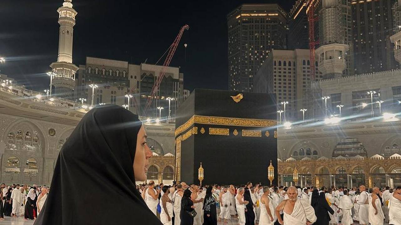 Rumah Tangga Diterpa Isu Miring, Ini 8 Potret Paula Verhoeven Saat Umrah Tanpa Ditemani Baim Wong - Tetap Pancarkan Kebahagiaan