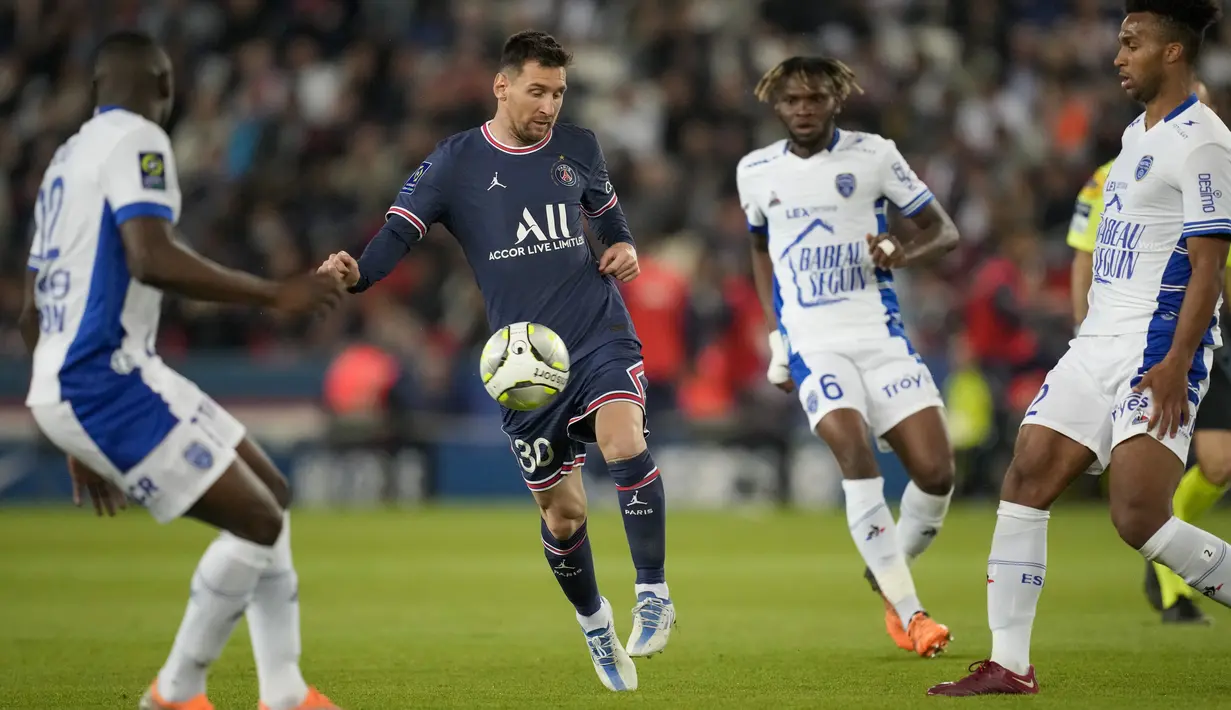 <p>&nbsp;</p> <p>Penyerang Paris Saint Germain (PSG) Lionel Messi mengontrol bola dibayangi pemain Troyes pada matchday ke-36 Ligue 1 musim 2021-22 di Parc de Princes pada laga lanjuta Ligue 1, Senin (9/5/2022) dini hari WIB. PSG harus puas meraih hasil imbang 2-2 saat menjamu klub papan bawah, Troyes. (AP Photo/Christophe Ena)</p>
