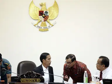 Presiden Jokowi (kedua kiri) berbincang dengan Seskab Pramono Anung sebelum rapat terbatas di Kantor Presiden, Jakarta, Rabu (15/3). Rapat tersebut membahas mengenai penanggulangan aksi penyelundupan di Indonesia (Liputan6.com/Faizal Fanani) 