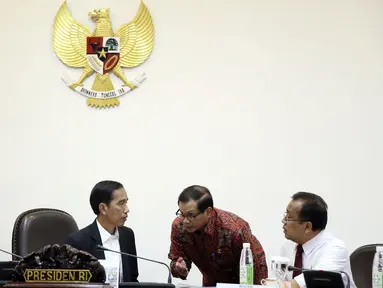 Presiden Jokowi (kedua kiri) berbincang dengan Seskab Pramono Anung sebelum rapat terbatas di Kantor Presiden, Jakarta, Rabu (15/3). Rapat tersebut membahas mengenai penanggulangan aksi penyelundupan di Indonesia (Liputan6.com/Faizal Fanani) 