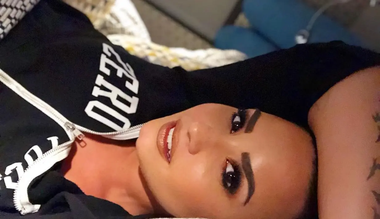 Sumber mengatakan bahwa Demi Lovato dimonitor secara konstan dan berada di tempat yang sangat aman saat ini. (instagram/ddlovato)