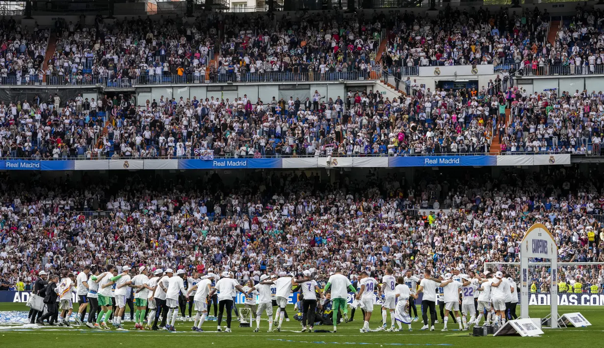 <p>Real Madrid merayakan gelar La Liga Spanyol usai pertandingan melawan Espanyol di stadion Santiago Bernabeu di Madrid, Sabtu (30/4/2022). Skor 4-0 bertahan dan Madrid merebut tiga poin untuk mengunci gelar juara LaLiga musim ini. (AP Photo/Bernat Armangue)</p>