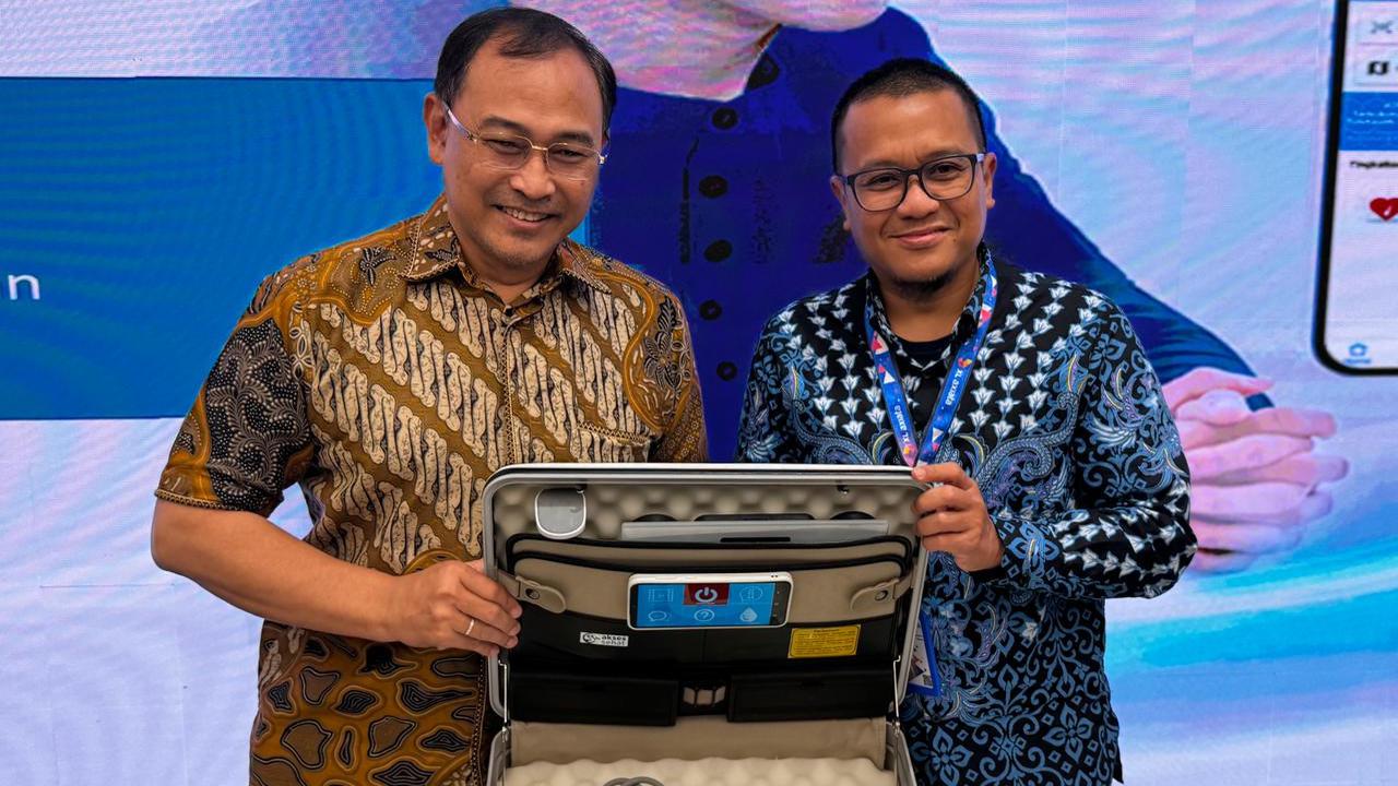 Chief Enterprise Business Officer XL Axiata, Feby Sallyanto (kanan) bersama Direktur Utama PT Alita Praya Mitra, Teguh Prasetya (kiri) melakukan seremoni peluncuran "XL Axiata Akses Sehat" di Jakarta. Credit: XL Axiata