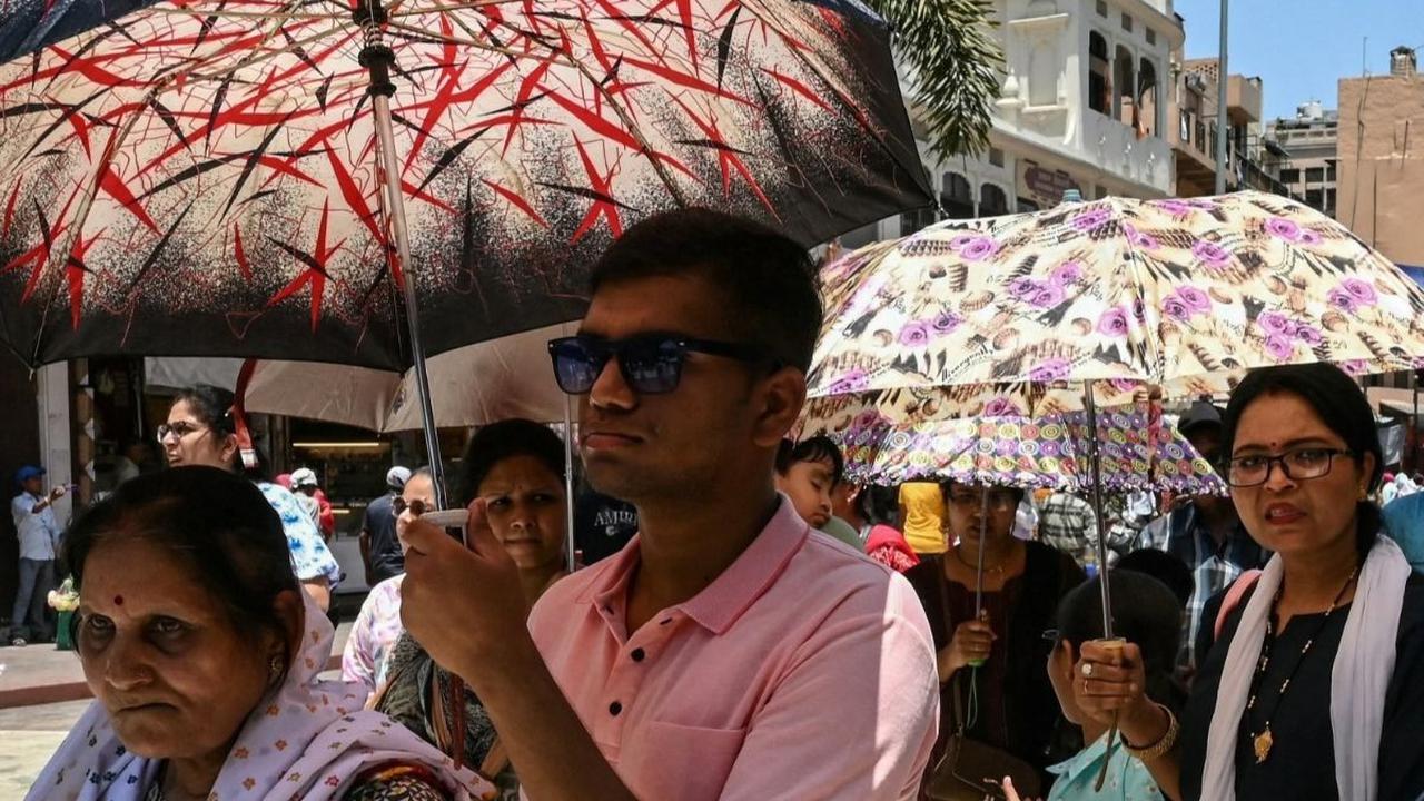 Mereka terpaksa harus menggunakan payung maupun penutup wajah untuk menghindari sinar teruk matahari yang menyengat. Foto: AFP<br>