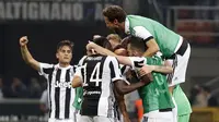 Para pemain Juventus merayakan kemenangan atas Inter Milan pada laga Serie A di Stadion Giuseppe Meazza, Sabtu (28/4/2018). Inter Milan takluk 2-3 dari Juventus. (AP/Antonio Calanni)