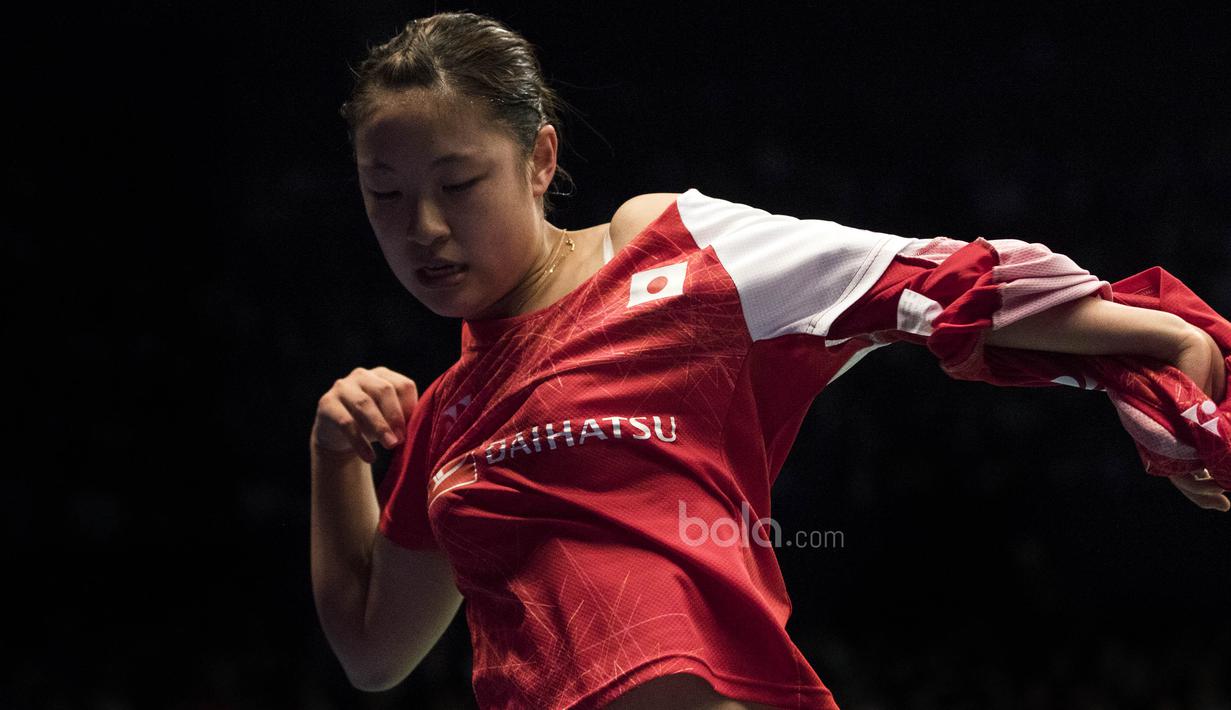 Pebulutangkis tunggal putri Jepang, Nozomi Okuhara, mengganti baju saat pertandingan BCA Indonesia Open 2017 di JCC, Jakarta, Kamis (15/5/2017). (Bola.com/Vitalis Yogi Trisna)