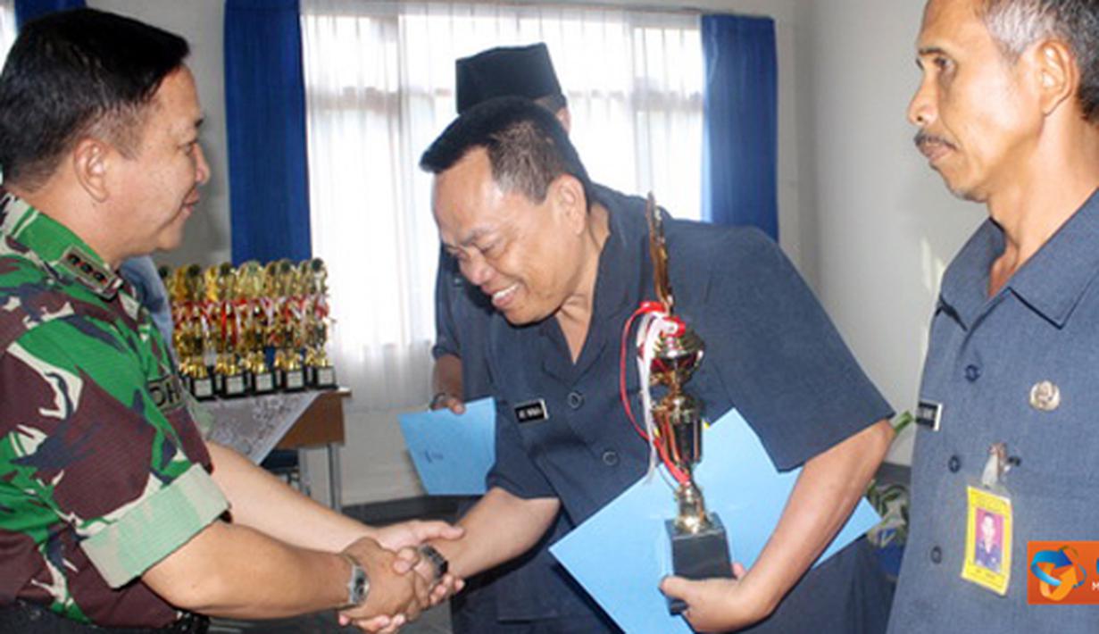 Citizen6, Subang: Setelah mengalami penyisihan semala dua hari akhirnya Kafilah MTQ dari Lanud Pekanbaru, Riau berhasil menjadi juara umum dalam lomba MTQ Koopsau I. (Pengirim: Pentaksdm)