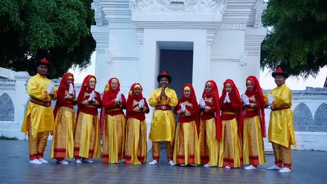 Belasan Mahasiswa Bule Menari Kuntulan di Festival Musik Hadrah Pelajar