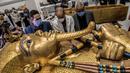 Para arkeolog merestorasi sarkofagus atau peti mati emas Firaun Tutankhamun di laboratorium restorasi Grand Egyptian Museum (GEM), Giza, Mesir, Senin (13/4/2020). Firaun Tutankhamun merupakan Raja Mesir Kuno yang memerintah antara tahun 1342-1325 SM. (Khaled DESOUKI AFP)