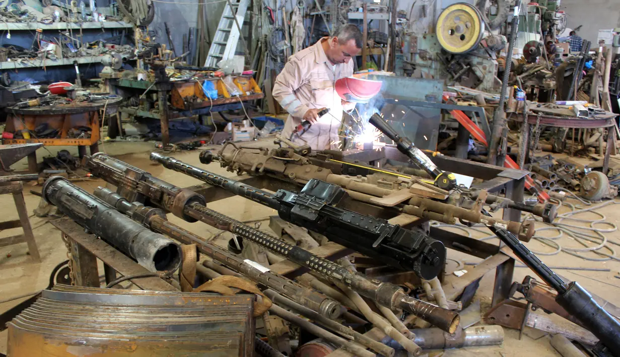 Seorang relawan memperbaiki senjata milik pasukan pemerintah Libya di sebuah bengkel di Misrata, Libya, 2 Mei 2019. Sejumlah relawan ikut membantu memperbaiki senjata pasukan pemerintah Libya yang diakui secara internasional. (REUTERS/Ayman al-Sahili)