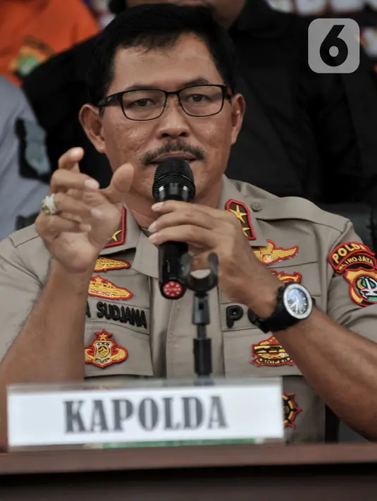 Kapolda Metro Jaya Irjen Pol Nana Sudjana memberikan keterangan saat rilis pengungkapan kasus ganja di Jakarta, Rabu (22/1/2020). Dari pengungkapan periode Desember 2019-Januari 2020 ini, total 19 tersangka berhasil ditangkap, satu di antaranya tewas ditembak. (merdeka.com/Iqbal Nugroho)