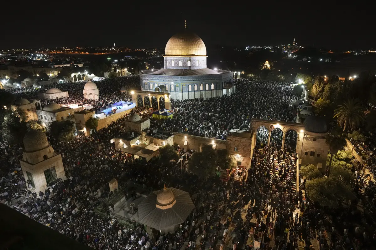 Umat Muslim Palestina Berburu Malam Lailatul Qadar