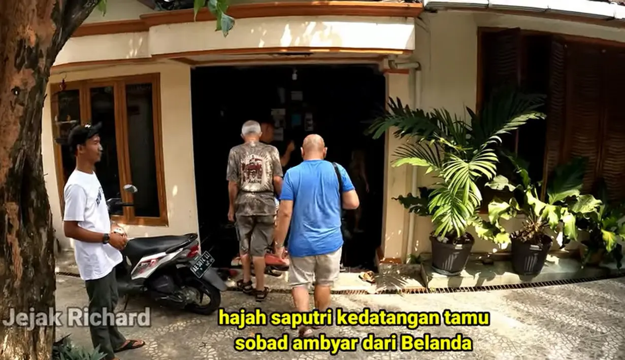 Tampak depan rumah Hj Saputri. Rumah tampak asri dengan beberapa pohon dan banyak pot tanaman. Beberapa orang tamu yang merupakan sobat abyar dari Belanda mengunjungi rumah sang maestro. [Youtube/Jejak Richard]
