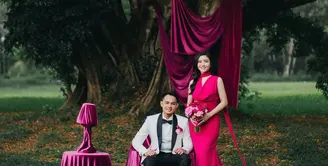 Febby Rastanty dan pasangannya tampil memukau dalam pemotretan prewedding yang bertema elegan dan romantis. [@terralogical @leurafilm].
