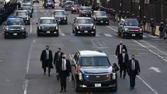 Mobil Presiden Amerika Serikat (AS), Joe Biden dalam pengawalan melintas di 15th street menuju Gedung Putih di Washington, Rabu (20/1/2020). Joe Biden menggunakan mobil dinas yang sama dengan yang digunakan oleh Presiden sebelumnya, Donald Trump yaitu Cadillac One. (Jose Luis Magana/POOL/AFP)