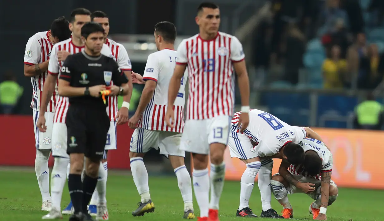 Pemain Paraguay tertunduk usai kalah dari Brasil lewat adu penalti dalam laga perempat final Copa America 2019  di Arena do Gremio, Porto Alegre, Brasil, Kamis (27/6/2019). Brasil melaju ke semifinal Copa America 2019 setelah menaklukkan Paraguay lewat adu penalti. (AP Photo/Natacha Pisarenko)