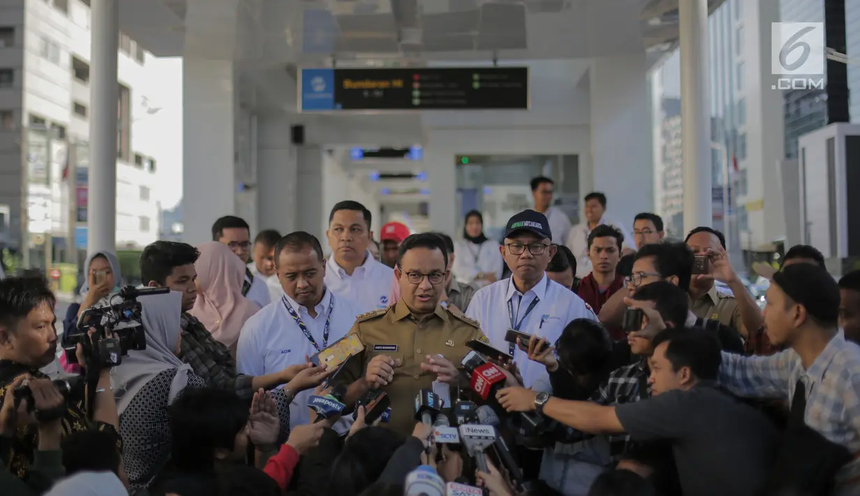 Gubernur DKI Jakarta Anies Baswedan menjawab pertanyaan awak media saat meninjau Halte TransJakarta Bundaran HI yang terintegrasi dengan moda raya terpadu (MRT), Senin (25/3). Halte Bundaran HI menjadi halte TransJakarta pertama yang terintegrasi dengan Stasiun MRT. (Liputan6.com/Faizal Fanani)