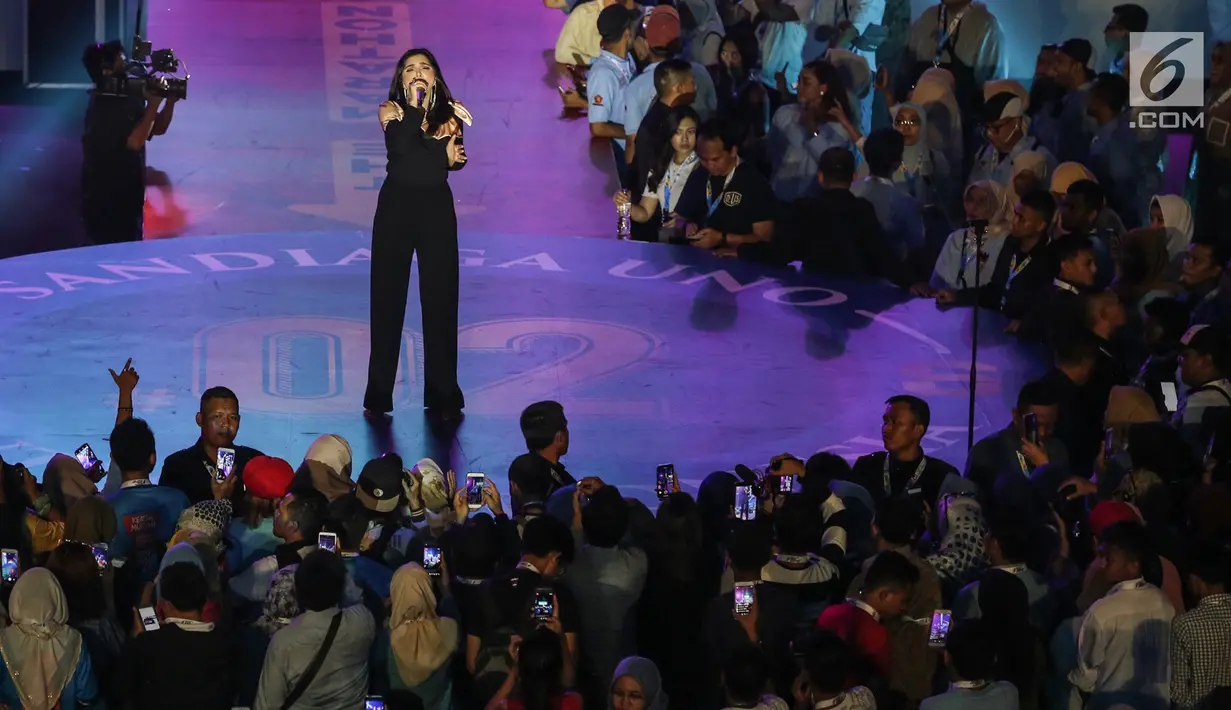 Penyanyi Ashanty saat membawakan lagu pada acara Young Entrepreneur Summit (YES) 2019 di Istora Senayan, Jakarta, Rabu (10/4). Roadshow YES 2019 merupakan program inspiratif dengan menghadirkan artis dan pengusaha muda guna mencetak entrepreneur yang handal. (Liputan6.com/Fery Pradolo)