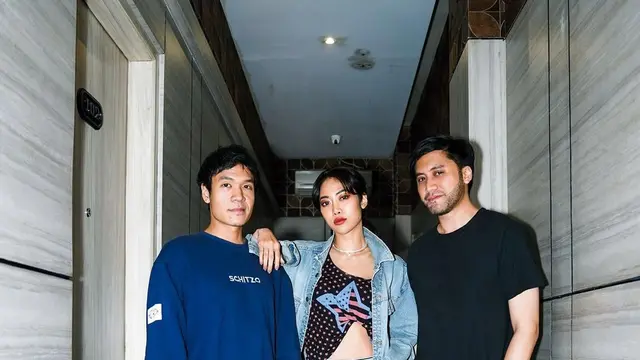 8 Gaya Boyish dengan Sentuhan Feminin Widi Vierratale yang Nyentrik di Atas Panggung