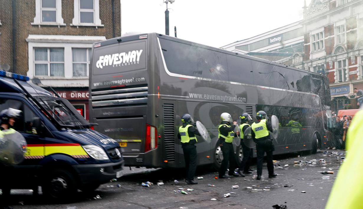 Lemparan botol dan kaleng minuman menghujani bus Manchester United yang diduga dilakukan oleh oknum suporter West Ham United. Rabu (11/5/2016) dini hari WIB. (Reuters/Eddie Keogh)