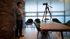 Gambar pada 12 Februari 2019 memperlihatkan seorang pria asal Korea Selatan, Yoon Chang-hyun membuat konten video untuk channel YouTube-nya di Seongnam. Pria 32 tahun itu memilih keluar dari pekerjaannya sebagai peneliti di Samsung Electronics Co untuk menjadi seorang vlogger. (REUTERS/Kim Hong-Ji)