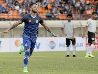 Striker Persiba, Marlon Da Silva, merayakan gol yang dicetaknya ke gawang Persela pada laga Piala Presiden 2017 di Stadion Si Jalak Harupat, Jawa Barat, Senin (6/2/2017). Persiba menang 1-0 atas Persela. (Bola.com/Peksi Cahyo)