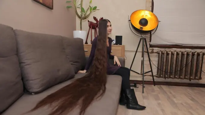 Tak Pernah Potong Rambut 20 Tahun, Cewek Ini Jadi Rapunzel 