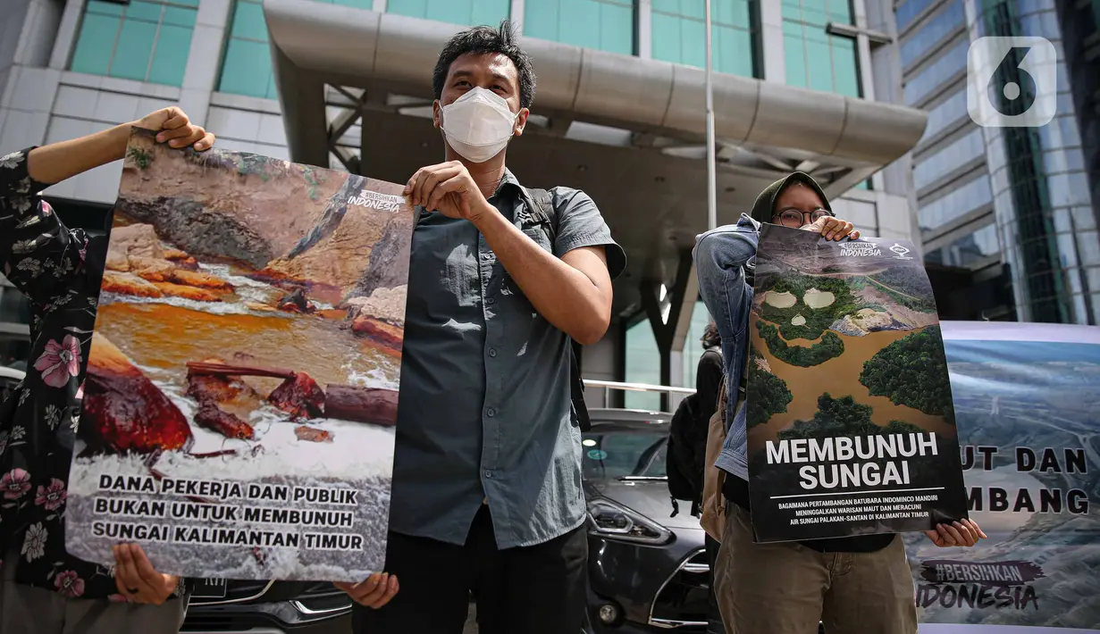 Aktivis Gerakan #BersihkanIndonesia menggelar aksi di Gedung BPJS Ketenagakerjaan, Selasa (23/11/2021). Mereka mendesak lembaga jaminan dana sosial pekerja milik negara ini berhenti terlibat dalam investasi yang merusak lingkungan dan hidup masyarakat di Kalimatan Timur. (Liputan6.com/Faizal Fanani)