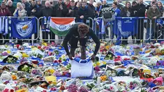Pemain Leicester City, Darnell Johnson memberi penghormatan kepada korban kecelakaan helikopter yang menewaskan pemilik Leicester City Vichai Srivaddhanaprabha di luar Stadion King Power, Inggris, Senin (29/10). (Paul Ellis/AFP)