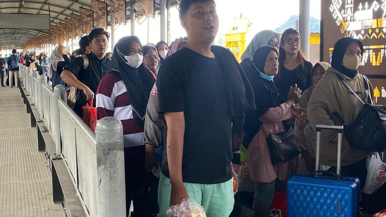 penumpang menumpuk di bakauheni