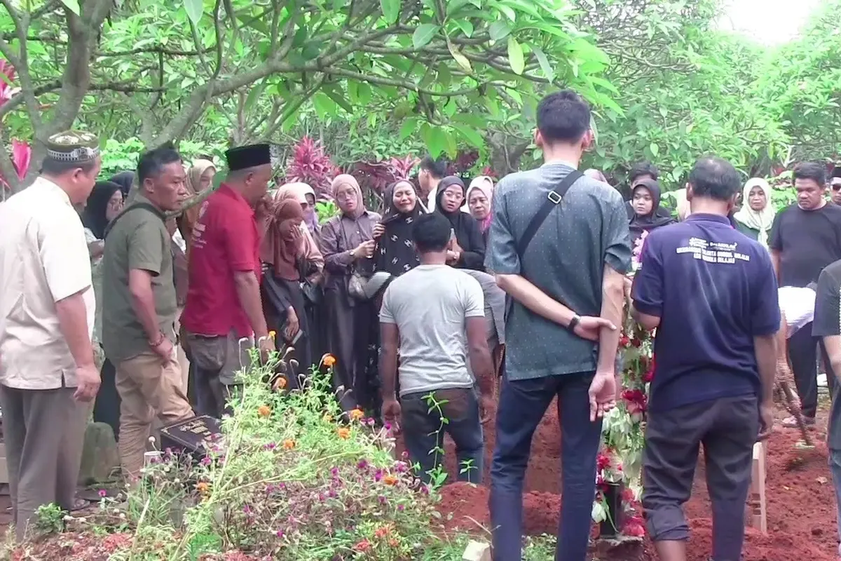 Prosesi pemakaman Supriyani (62), korban pembunuhan tragis di Desa Fajar Baru, Kecamatan Jati Agung, Lampung Selatan.