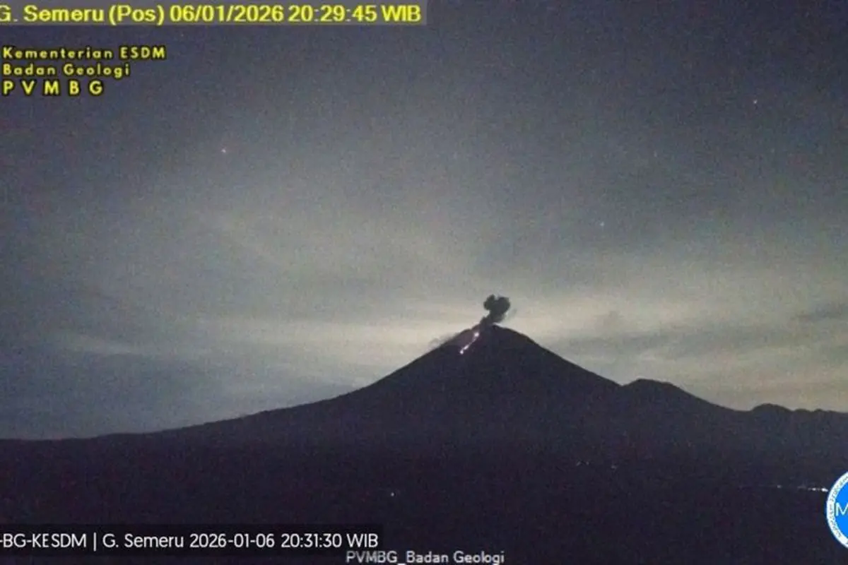 Gunung Semeru Erupsi dengan Kolom Abu 800 di atas puncak