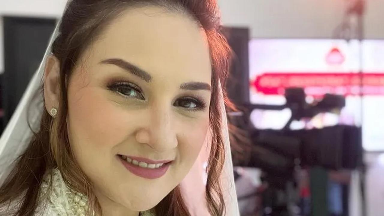 Ada juga yang salfok dengan wajah Mona Ratuliu yang bule banget.<br>